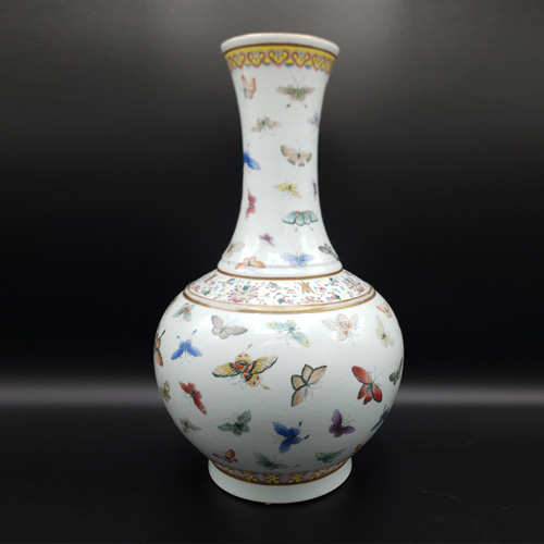 清光绪粉彩白蝶赏瓶【藏品之十一】