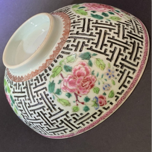 清雍正万字花卉纹碗