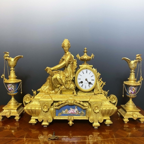 法国名家铜雕彩瓷浪漫故事三件套古董打点时钟 