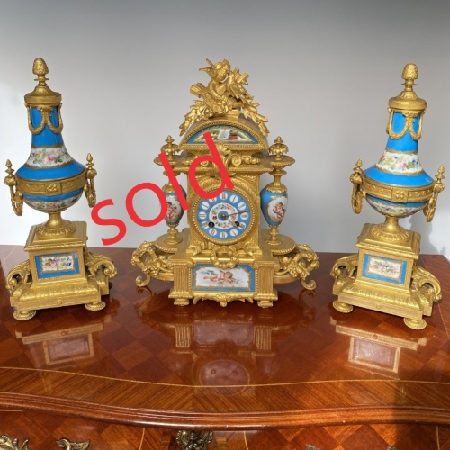 法国名家铜雕彩瓷三件套座钟